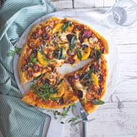 Pizza s dýňovo-rajčátkovou omáčkou, dýní a chorizem