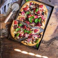Pizza s modrým sýrem a jahodami
