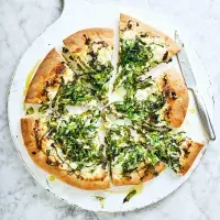 Pizza s ricottou a zeleným lupením