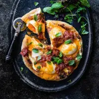 Pizza s vejci Benedikt a buffalo omáčkou Pizza s vejci Benedikt a buffalo omáčkou