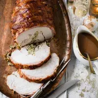 Plněné krůtí prso se slaninovým kabátkem