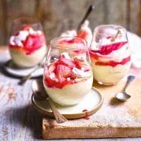 Pohár s rebarborou, pusinkami a vanilkovým krémem