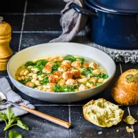 Polévka s kopřivami, bílými fazolemi a klobáskami