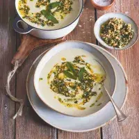 Polévka z bulvového celeru se šalvějí a lískovými oříšky