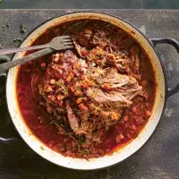 Pomalu pečené hovězí hrudí v pivní omáčce