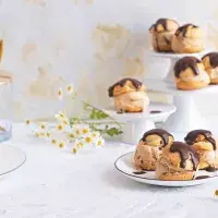 Profiterolky s karamelovou zmrzlinou a čokoládovou polevou