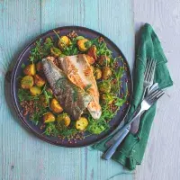 Pstruh se salátem s čočkou a pečenými bramborami