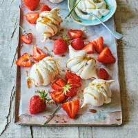 Pusinky s jahodami a levandulovým krémem