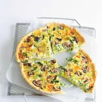 Quiche s pórkem, houbami a sýrem