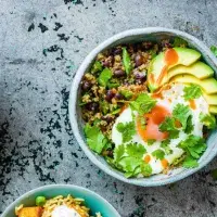 Quinoa s volským okem a avokádem Quinoa s volským okem a avokádem