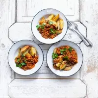 Ragú s pečenými bramborami