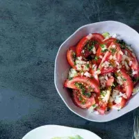 Rajčatový salát s cibulí