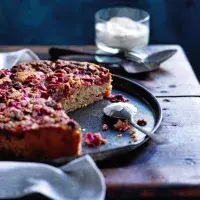 Rebarborovo-jahodový koláč s luxusní drobenkou Rebarborovo-jahodový koláč s luxusní drobenkou