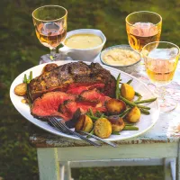Rostbíf na grilu se dvěma omáčkami Rostbíf na grilu se dvěma omáčkami