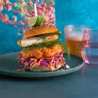 Ryba v pivním těstíčku s pikantním salátem coleslaw