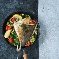 Ryba s fazolemi z jedné pánve