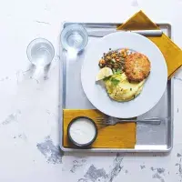 Rybí karbanátek s bramborovou kaší a čočkovým salátem