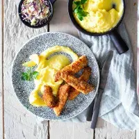 Rybí stripsy s bramborovou kaší a coleslawem