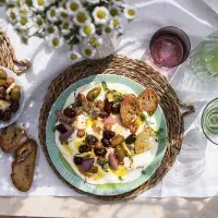 Šlehaná feta s pečenými olivami a angreštem