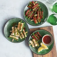 Špízy s grilovaným chřestem, chorizem a halloumi Špízy s grilovaným chřestem, chorizem a halloumi