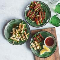 Špízy s grilovaným chřestem, chorizem a halloumi