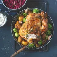 Sádlem vylepšené pečené kuře s bramborami & teplý červenozelný salát