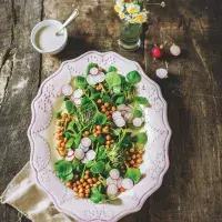 Salát s cizrnou a zálivkou s jogurtem a tahini Salát s cizrnou a zálivkou s jogurtem a tahini