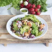 Salát s krevetami a ředkvičkami