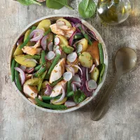 Salát s pečeným lososem a fazolkami