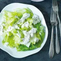 Salát & zálivka z modrého sýra