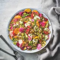 Salát s řepou, citrusy a kozím sýrem