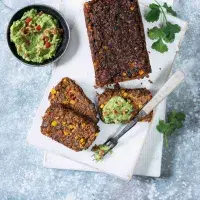 Sekaná z černých fazolí s avokádovou pomazánkou