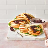 Sendviče z plochého chleba s dýní, halloumi a sladkým chilli džemem z červené řepy