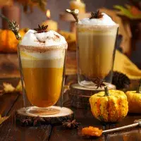 Dýňové latte jako z nejlepší kavárny: Jak si ho snadno připravit doma a proč se stalo symbolem podzimu