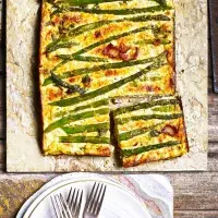 Slaný koláč se zeleným chřestem a slaninou