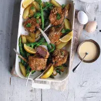 Smažené jehněčí kotletky s chřestem a citronovou omáčkou