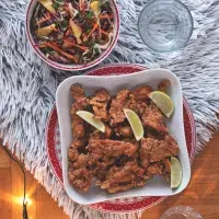 Smažené kuře karaage a coleslaw s ananasem Smažené kuře karaage a coleslaw s ananasem