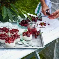 Smetanový krém s kořeněnými višněmi