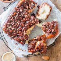 Šneky s pekanovými ořechy, čokoládou a karamelem