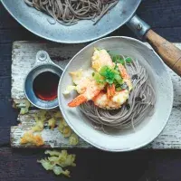 Soba nudle s krevetami v tempuře Soba nudle s krevetami v tempuře