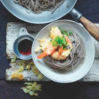 Soba nudle s krevetami v tempuře Soba nudle s krevetami v tempuře