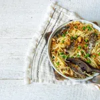 Špagety se sardinkami, hráškem a strouhankou