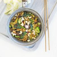 Pikantní nudle s houbami shiitake a brokolicí