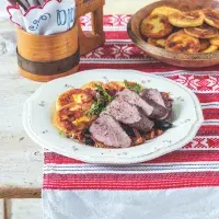 Srnčí hřbet s povidlovou omáčkou a plackami