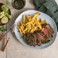 Steak s bylinkovým máslem a hranolky Steak s bylinkovým máslem a hranolky