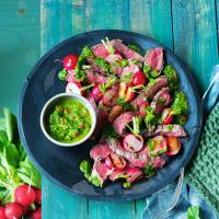Steak s ředkvičkami a chimichurri z ředkvičkových listů