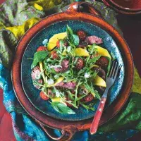 Steak se salátem z rajčátek a manga Steak se salátem z rajčátek a manga