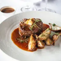 Steak ze svíčkové s pečenými topinambury a pepřovou omáčkou