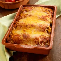 Kuře zapečené s kozím sýrem a třešňovými rajčátky