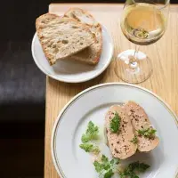 Foie gras s karamelizovanými jablky a cibulkami Foie gras s karamelizovanými jablky a cibulkami
